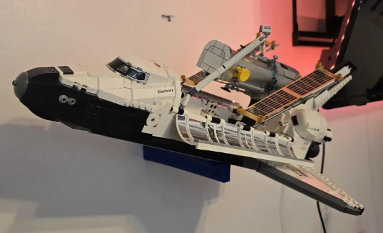 Wall mount for Lego 10283 NASA Space Shuttle Discovery